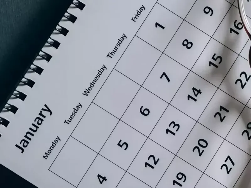 الإجازة قربت ترجع البسمة.. موعد العطلة في السعودية 1446 تقويم رسمي