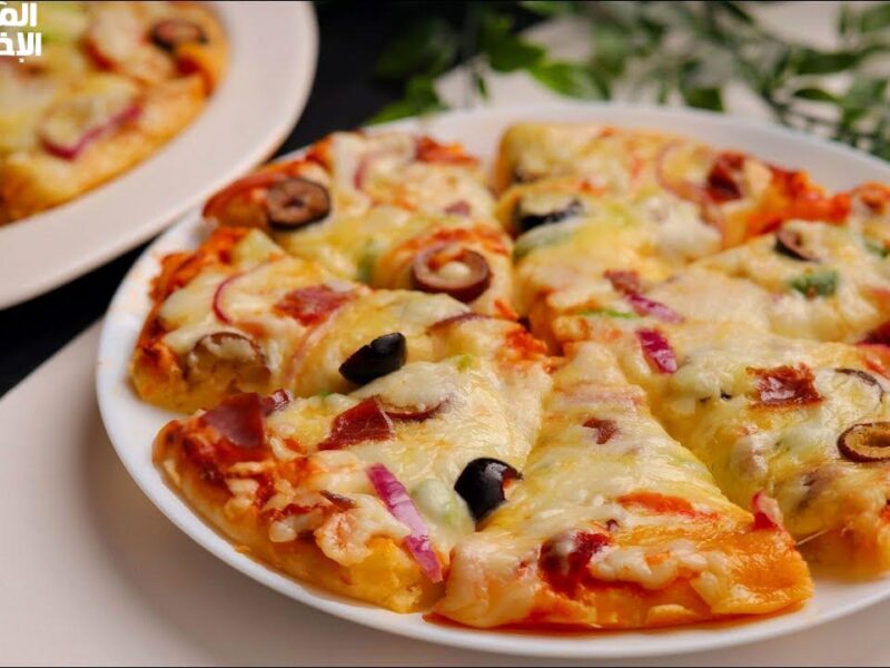 البيتزا اتحمّرت في الطاسة.. طريقة بيتزا الطاسة بأسهل خطوات وطعم خطير