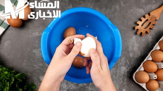 مش لازم تعب في تقشير البيض بعد اليوم! ضعي ملعقة من المكون ده ووداعًا للمتاعب