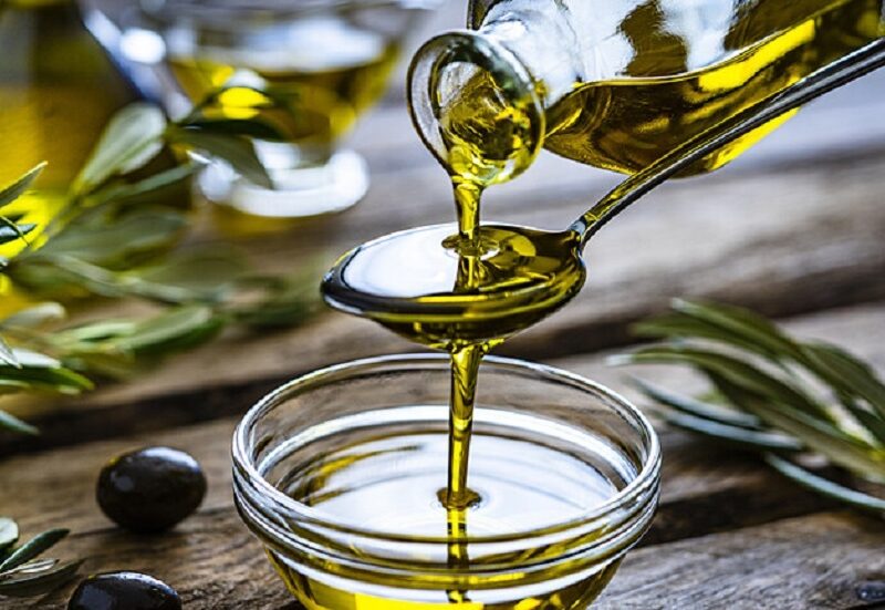 صحة جسمك هتبقى في السما! زيت الزيتون على الريق ليك ولكِ، أسرار وفوائد هتغير يومك للأحسن