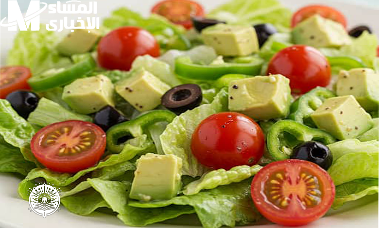 السلطة لبست اللون الأخضر .. طريقة عمل سلطة الأفوكادو بالصلصة نضارة طبيعية
