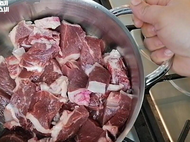 لحوم طرية بدون حلة ضغط .. طريقة عمانية قديمة لتسوية اللحوم والكوارع في ثواني تسوية عبقرية
