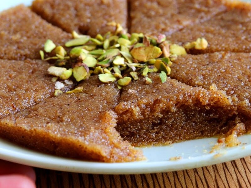حلويات البيت بلمسة جديدة.. طريقة عمل بسبوسة الطاسة السريعة في المنزل طعم خرافي
