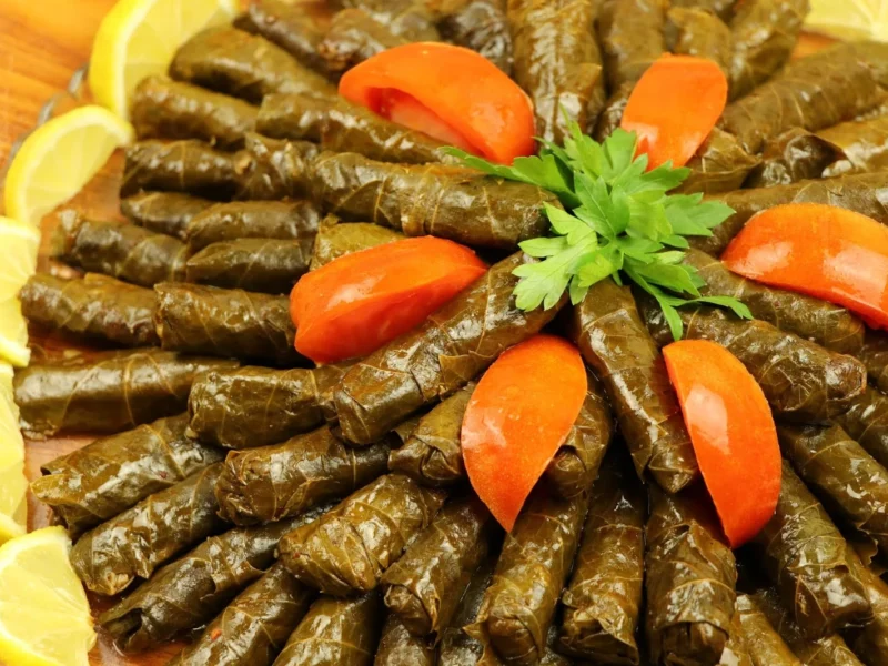 ورق العنب دخل المزاج.. طريقة عمل محشي ورق عنب بطعم ليموني وصلصة غنية