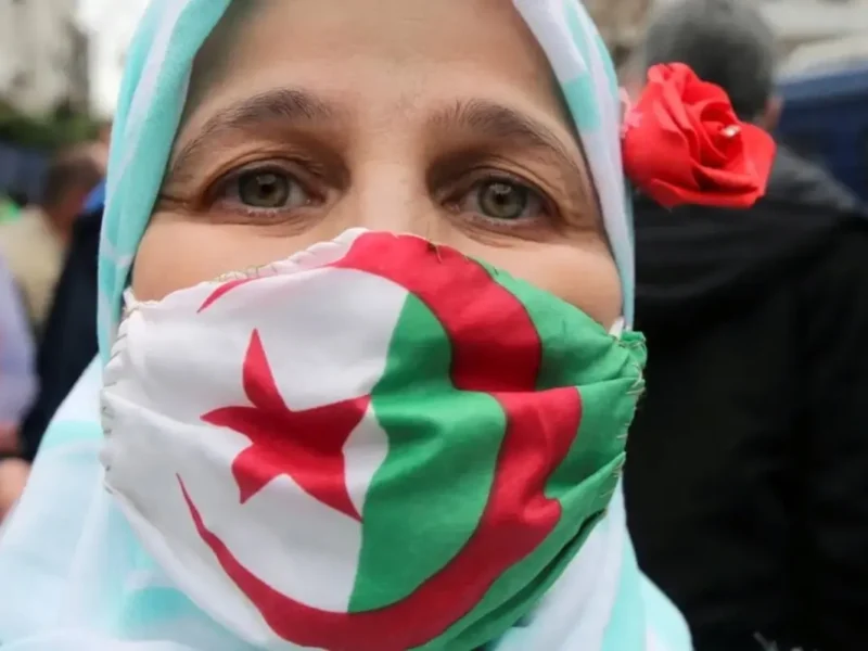المنحة بتنده باسمك بصوت عالي.. سجل في منحة المرأة الماكثة 8000 دينار الاستلام سريع
