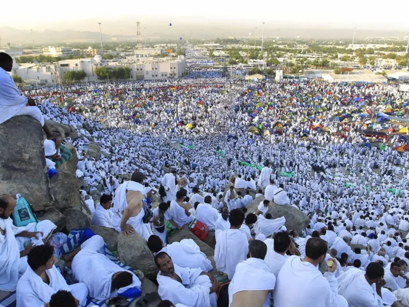 الهلال قرب يتولد.. موعد وقفة عرفات وعيد الأضحى 2025 رسميًا أيام فرحة
