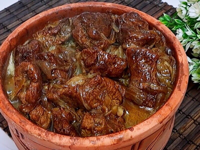 حضّر طاجنك وتعالى ألذ.. طريقة عمل طاجن اللحمة بالبصل والطماطم والسر نكهة غنية