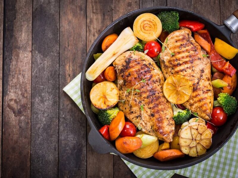 جربها هتعجبك.. صدور دجاج مشوية مع بطاطس وخضار خفيفة جدًا