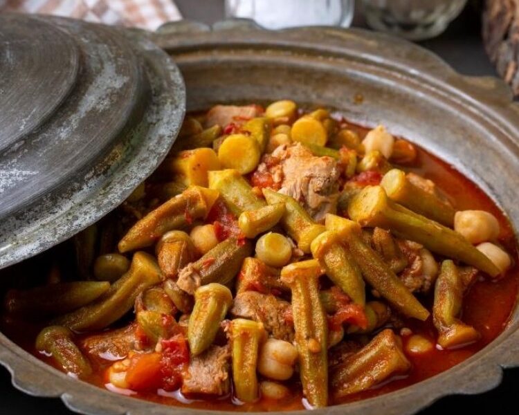 طعم يجنن.. طريقة عمل صينية البامية باللحم ودبس الرمان خطوة بخطوة وطعم خطير