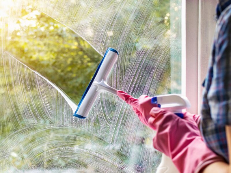 زجاج متألق بلمحة عين خطوات تنظيف المرايا والزجاج اللمعة رجعت فورا