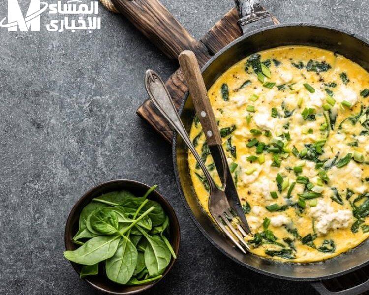 بيض وكريمي.. البيض المخفوق بالسبانخ والجبن الكريمي للفطور ملكي خضرة كريمية