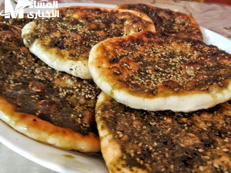 المناقيش في البيت.. أسهل طريقة لعمل مناقيش بالزعتر للفطور ريحة خرافية دفء وطعم