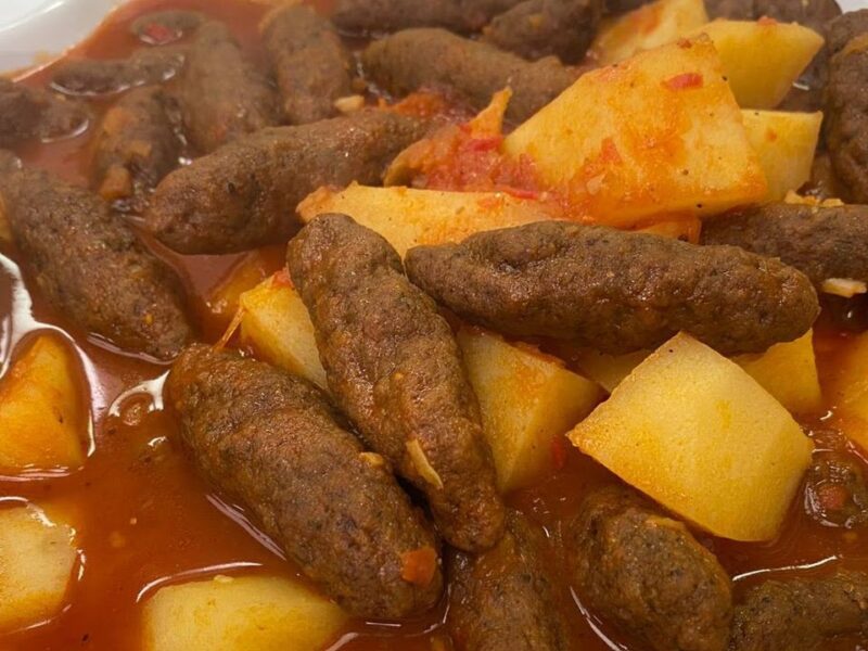 أكلة راقية وسريعة.. طريقة عمل كفتة الأرز بالصلصة لذة متناهية