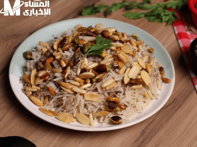 أرز الحشوة الحار باللحمة المفرومة والمكسرات