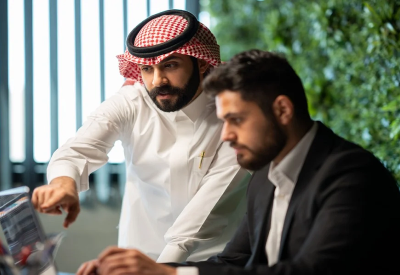 المفوض يبلغ رسمي..طريقة تقديم بلاغ عقوبة الهروب من الكفيل في السعودية 1446
