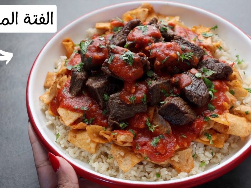 قدميها مع صلصة الزبادي..طريقة عمل الفتة المصرى بالثوم والصلصة