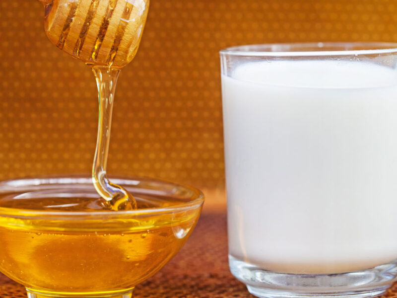 بشرتك محتاجة.. خلطة اللبن والعسل المجربة في البيت