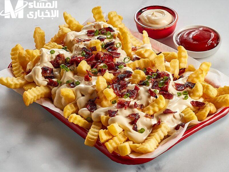 البطاطا دبلت.. بطاطا مقلية مع الدجاج وصلصة الجبنة طعم ونكهة