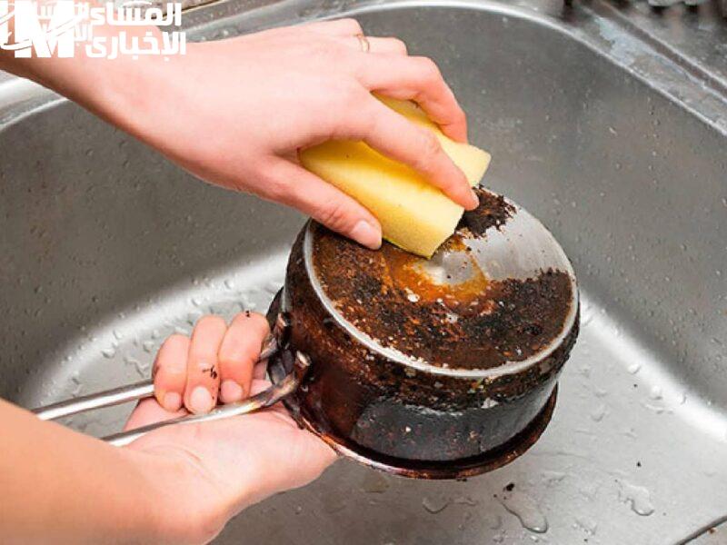 المطبخ يلمع حالًا.. طريقة تنظيف الأواني المحروقة بدون مجهود ترجّعها كأنها جديدة نقاء تام