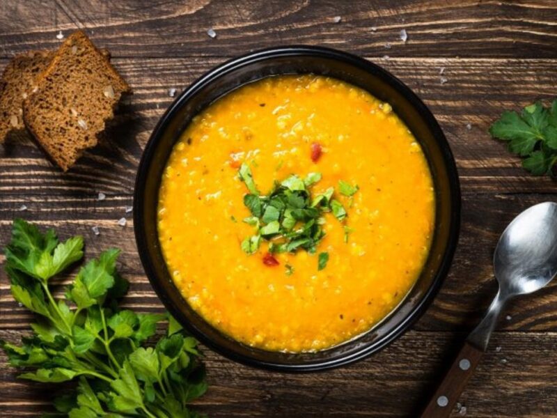 شوربة العدس رجعت شتوية.. سخنة ومليانة طعم ما ينوصفش بالكلام