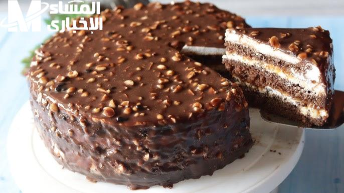 طعمها يخليك تعيش في عالم تاني…كيكة السنيكرز دي سهلة وسريعة وهتتعود عليها من أول قطمة