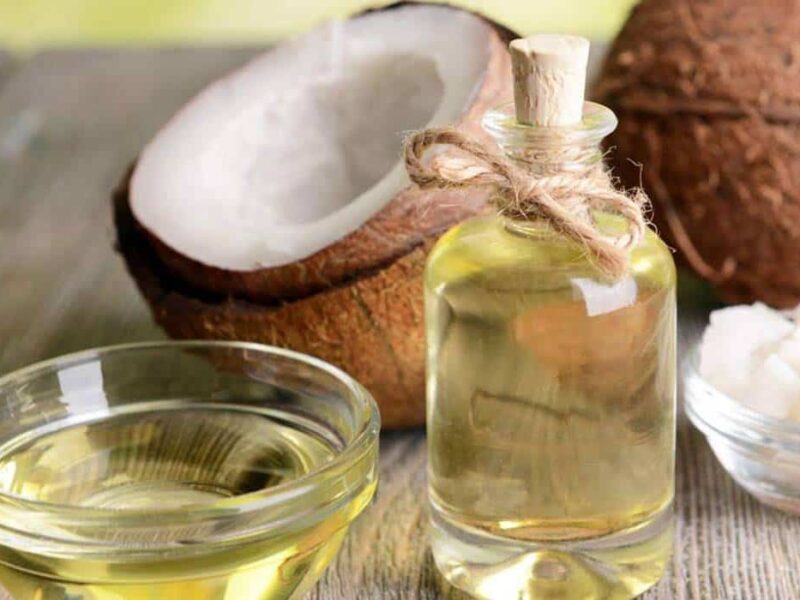 خلطات سريعة.. وصفة زيت جوز الهند والألوفيرا لترطيب الشعر الجاف