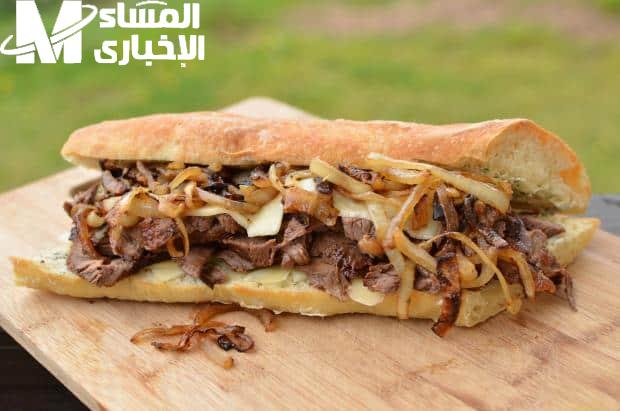 قطعة ساندويش محشوة دفع كاملة طعمها.. عمل ساندويش ستيك بالجبن غرقان في الطعم