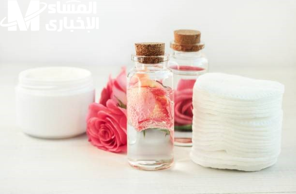 السر الطبيعي لبشرة ناعمة ومنورة وانت نايمة… امسحي بماء الورد قبل النوم وهتفوقي الصبح على نضارة هتخليكي تطيري من الفرحة